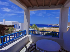 Maganos Dekaocto in Thira