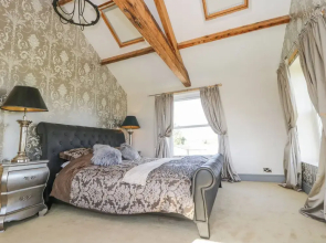 Meagill Farmhouse-hot tub Country