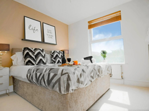 Central House with Pool Table, Smart TV and Free Parking by Yoko Property