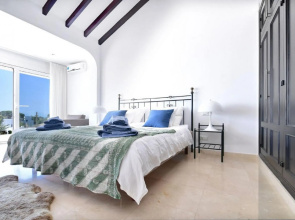 20600 - Luxurious Beachside Villa Near Marbella
