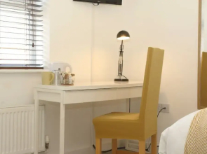 Modern 4 Bed Townhouse with Parking