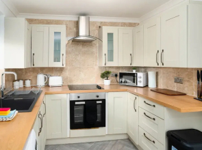 Spacious - 3 Bed - Free Parking
