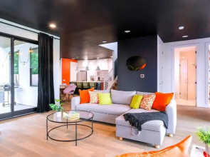 Queen s Gambit - 7 min Uber to Downtown ATX