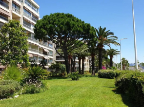Garden and beach sea view apartment Cannes