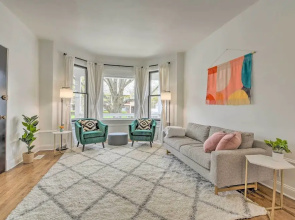 Spacious Oak Park Home, 11 Mi to Downtown Chicago!