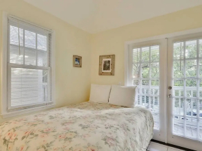 Gated Golf Community w/ Pool, Prime Location Mins to Old Town Long-term Stays