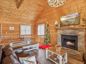 Pappy's Peak 2 Bedroom Cabin by RedAwning
