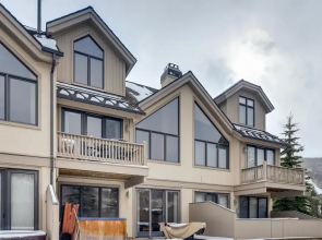 3BR Townhome- Walk to Slopes & Kids Ski Free by Redawning