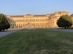 One bedroom appartement with city view enclosed garden and wifi at Monza