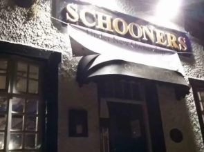 Stunning 2-bed Apartment Above Schooners Bar