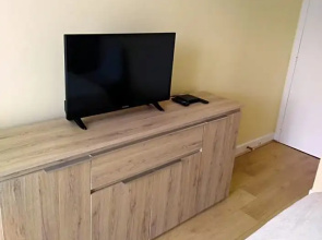 chez Myla chambre avec tv écran plat et salle de bain privative