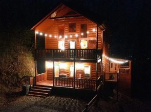 Beautiful Cabin w hot tub Sauna Pool Table