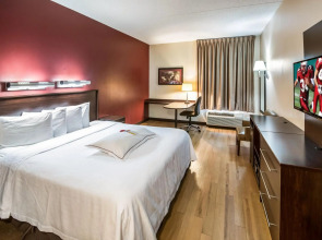 Red Roof Inn PLUS+ Long Island - Garden City