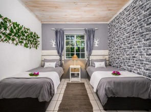 302 On Old Seaview Road - Stargazer Cottage