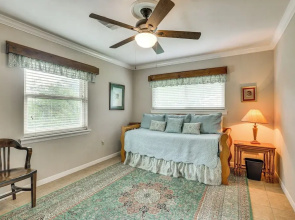 Lovely Bryan Home w/ Deck - 4 Mi to Kyle Field!