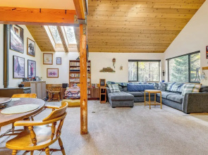 1 Mi to Skiing! Cabin Hideaway on June Lake Loop