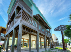 6bdr Bay Haven w/ Shared Waterfront Pool + Boat Dock Keeper Trout by Avantstay