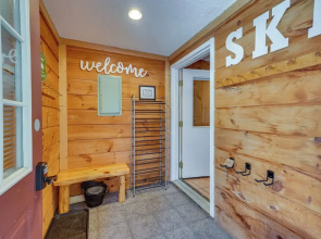 Relaxing Mountain Refuge: 4 Miles to Mt Snow!