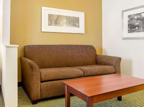 Quality Inn & Suites Near Tanger Outlet Mall