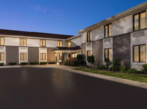 Super 8 by Wyndham Germantown/Milwaukee