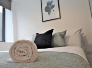 Book our Royal Suite today! Elegant spacious 2 bed apartment in the city centre - perfect for work or leisure!