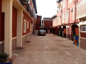 Tom hotel and suites