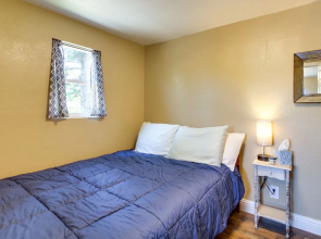 On-site Creek & Fishing: Cozy Coos Bay Retreat!