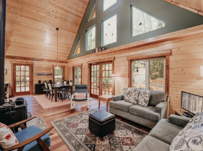 21gs - Log  - Pets Ok - Sleeps 6 3 Bedroom Home by RedAwning