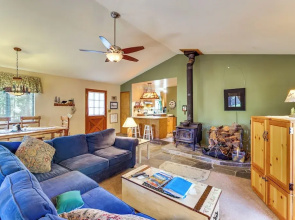 Quiet Truckee Retreat w/ Deck, 5 Mi to Donner Lake