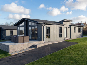 Hiraeth - Luxury Lodge With Hot Tub Close to Beach