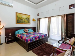 Tropical house in Nusa Dua. Beach in 150m. Garden. Fast to airport! Fast internet