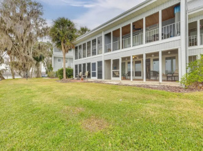 River-view Condo w/ Boat Slip in Welaka!