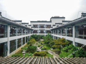 Baojia Garden Hotel(歙县鲍家花园大酒店)