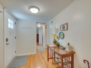 Oak Ridge Retreat w/ Porch < 1 Mi to Downtown