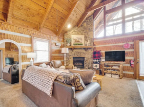 Honey Bear Pause: Rural Escape w/ Porch & Hot Tub!