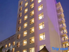 Holz Curio Hotel