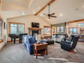 Peaks Paradise 4 Bedroom Home by RedAwning