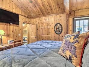 Close to Skiing: Cabin w/ Pool Access in Breck