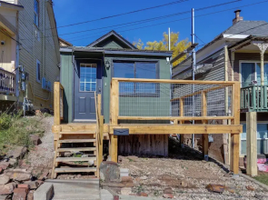 Centrally-located Mountain Getaway in Lead!