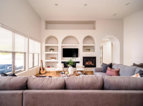 Sleeps 19, 7bdr Estate! Sports Court, Putting Green, Pool Farrier by Avantstay