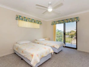 Freshly revovated Dog Friendly House walking distance to Waterfront!