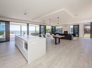 Luxury Camps Bay Villa With Spacious Entertainment Area and Private Pool 8 Fiskaal