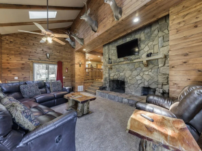 Well-appointed Alto Cabin w/ Fire Pit & Pool Table