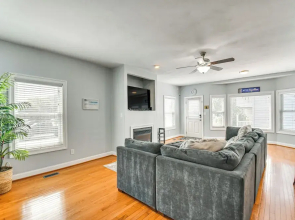 Inviting Norfolk Family Retreat: 1 Block to Beach!