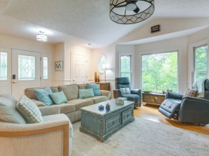 Blue Ridge Mtn Retreat: Porches & Creek Access