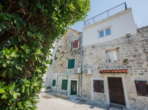 Lovely 1-bed Apartment With Patio in Kastel Stari