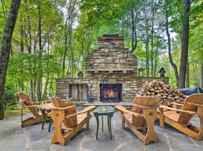 Screened Porch + 3 Decks: Beech Mountain Cabin