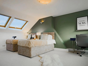 Central House with Pool Table, Smart TV and Free Parking by Yoko Property