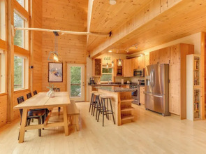 'grizzly Tower' Packwood Cabin w/ Hot Tub!