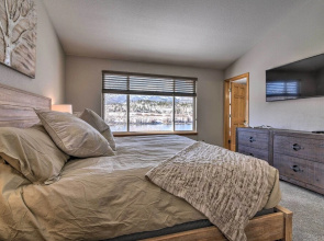 7 Mi to Keystone: Waterfront Home w/ Scenic Views